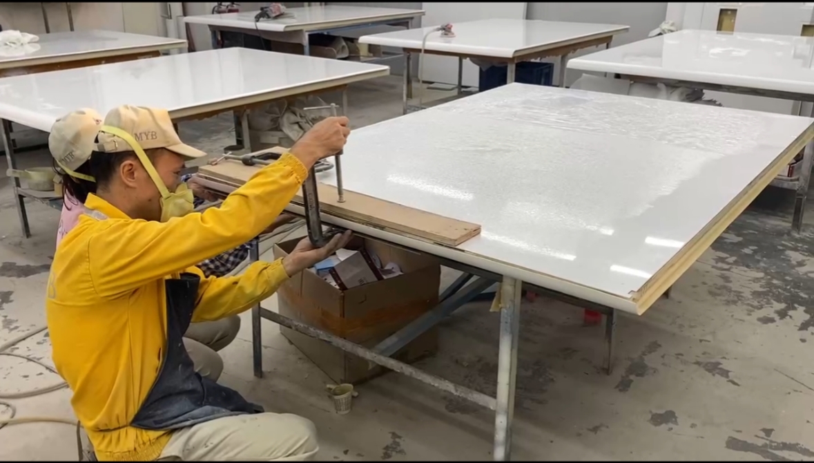 玻璃鋼車門(mén)的獨(dú)特魅力